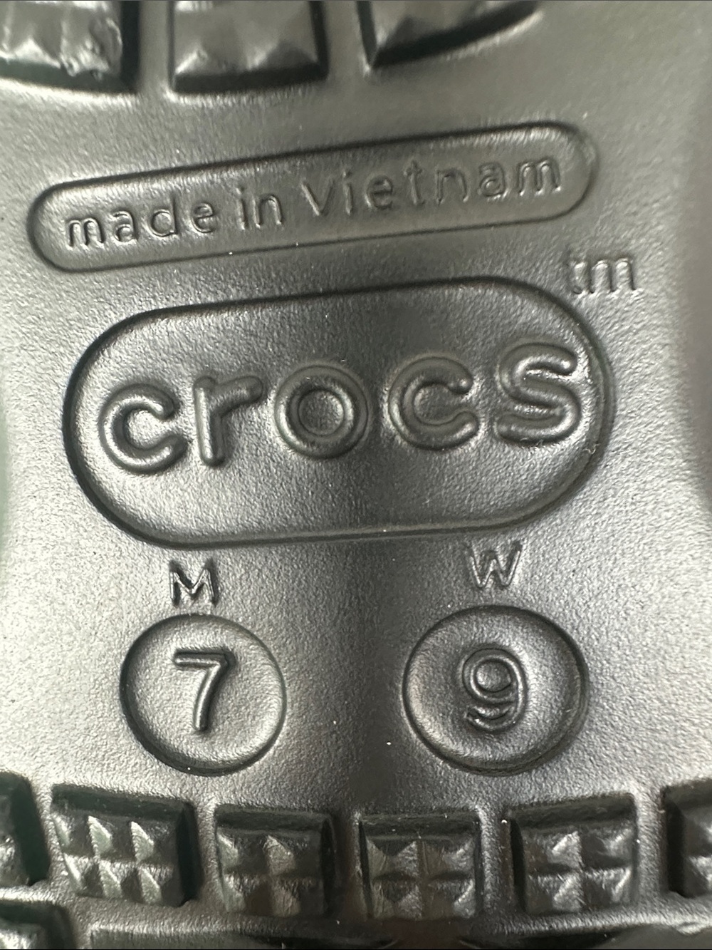 CROCS Kids' Black Tropical Lion King Sandals - Picture 6 of 11